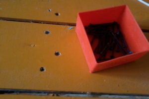 Излишки клея убираются сразу, пока он не начал схватываться