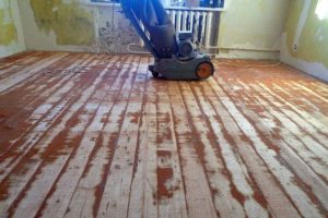 Излишки клея убираются сразу, пока он не начал схватываться