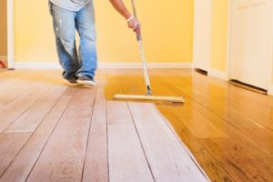 Излишки клея убираются сразу, пока он не начал схватываться