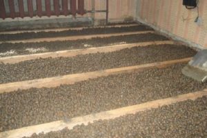 Излишки клея убираются сразу, пока он не начал схватываться