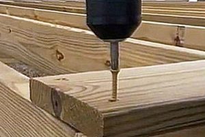 Излишки клея убираются сразу, пока он не начал схватываться