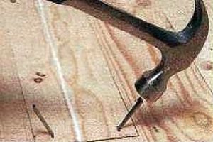 Излишки клея убираются сразу, пока он не начал схватываться