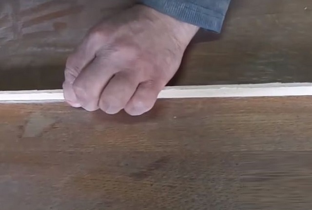 Подготовленная рейка, которая уде выполнять роль клина, должна очень плотно заходить в щель