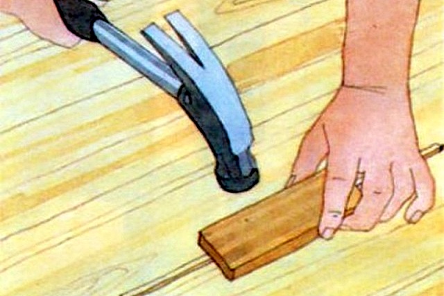 При установке клина в щель между досками удобнее всего будет использовать вспомогательный брусок для забивки.