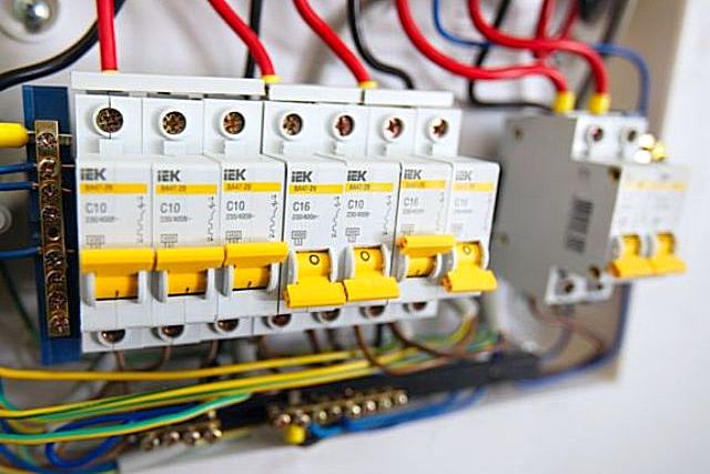 Почему выбивает автомат