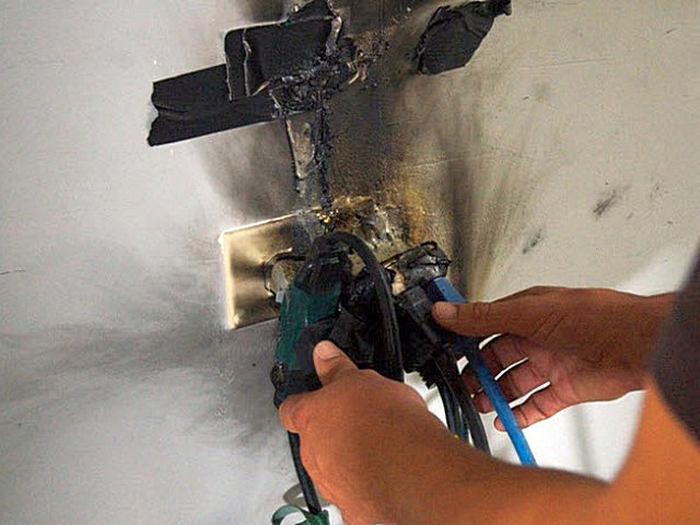 Вот к чему может привести перегрузка розеточной линии, если она не оснащена правильно подобранной защитой