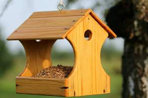 Post mounted bird feeder