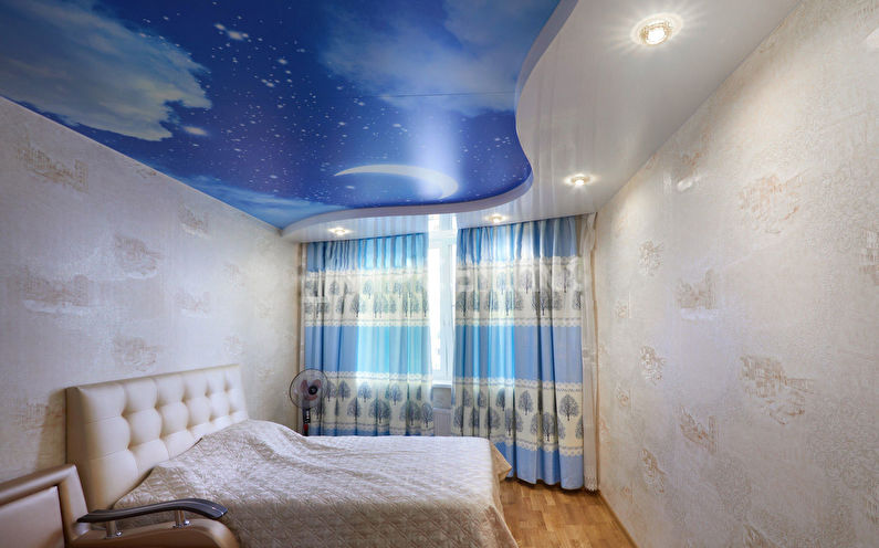 Натяжной потолок с фотопечатью в спальне - Звездное небо