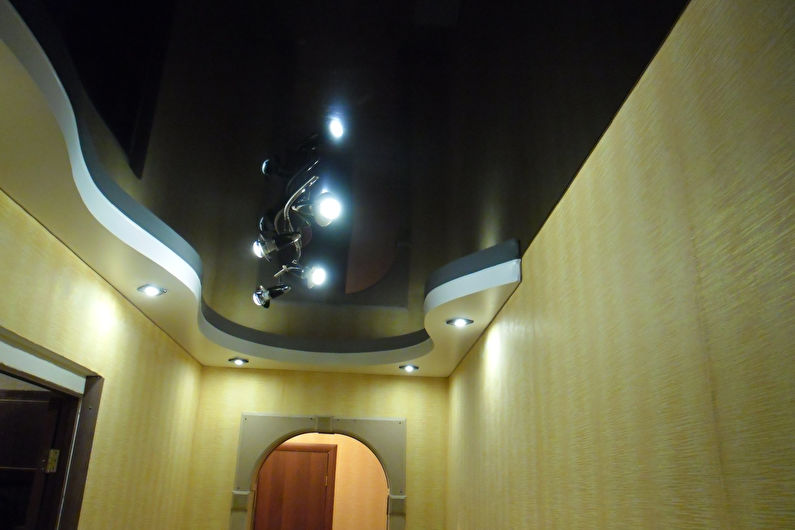Двухуровневые натяжные потолки в коридоре и прихожей