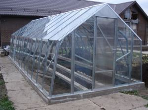 Фото: металлическая тепличное строение домиком