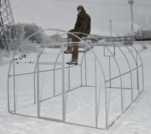 Фото: установка металлической теплицы
