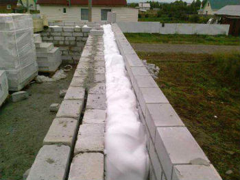 Утепление стен пеноизолом, внутри Слой утеплителя в пустотелой стене из пеноизола