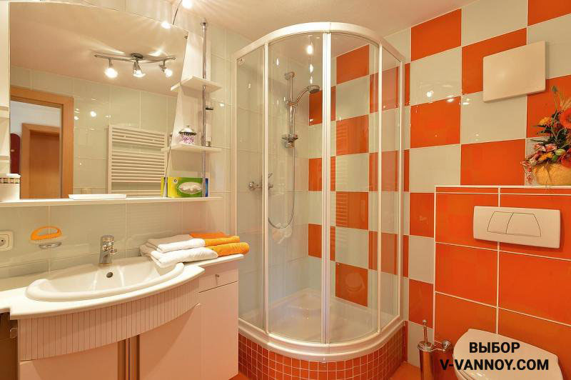 Зеленая полоса – яркий акцент на бежевых стенах. Иногда декор сочетают с керамикой других коллекций. Главное – подобрать материалы в одном стиле и учесть тип покрытия (матовое, глянцевое). Горизонтальная раскладка предпочтительна для небольшого помещения, однако вертикальный ориентир позволит «поднять» потолок, при необходимости. Зеленая полоса – яркий акцент на бежевых стенах. Иногда декор сочетают с керамикой других коллекций. Главное – подобрать материалы в одном стиле и учесть тип покрытия (матовое, глянцевое). Горизонтальная раскладка предпочтительна для небольшого помещения, однако вертикальный ориентир позволит «поднять» потолок, при необходимости.