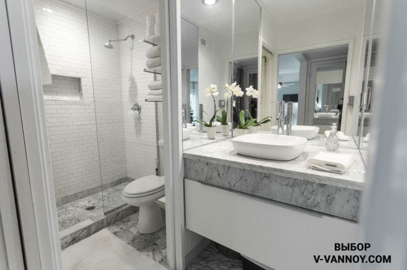 Кремовые стены, пол с текстурой камня и белая сантехника. Квадратные элементы 10х10 см в одном тоне визуально умножают площадь. Свет из окна отражает большое зеркало, добавляя объем. Кремовые стены, пол с текстурой камня и белая сантехника. Квадратные элементы 10х10 см в одном тоне визуально умножают площадь. Свет из окна отражает большое зеркало, добавляя объем.