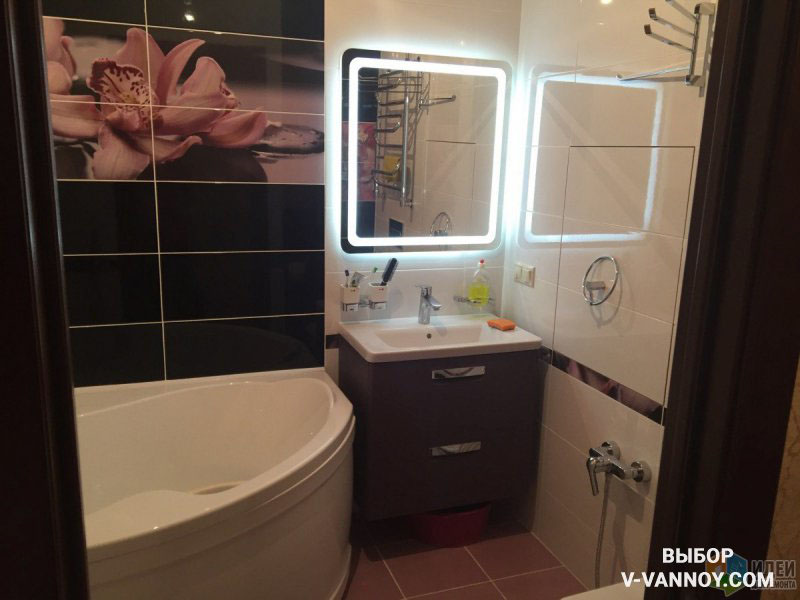 Стильная подсветка делает зеркало почти невесомым, а угловая ванна радиальной формы идеально подходит для тесной площади – она не препятствует движению в комнате. Стильная подсветка делает зеркало почти невесомым, а угловая ванна радиальной формы идеально подходит для тесной площади – она не препятствует движению в комнате.