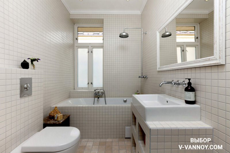 Кремовые стены, пол с текстурой камня и белая сантехника. Квадратные элементы 10х10 см в одном тоне визуально умножают площадь. Свет из окна отражает большое зеркало, добавляя объем. Кремовые стены, пол с текстурой камня и белая сантехника. Квадратные элементы 10х10 см в одном тоне визуально умножают площадь. Свет из окна отражает большое зеркало, добавляя объем.