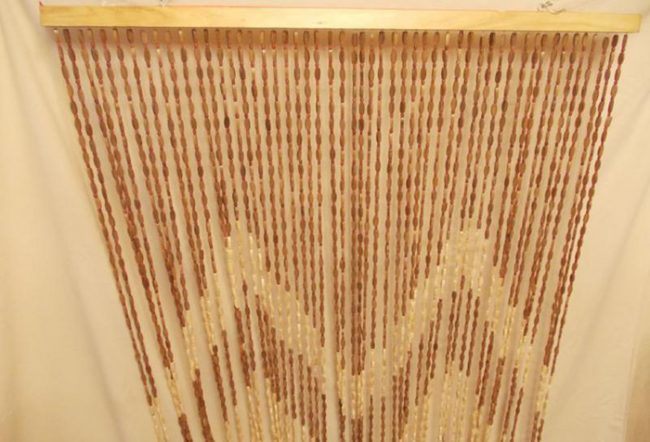 Бамбуковые занавески можно сделать из палочек или бамбуковых бусин