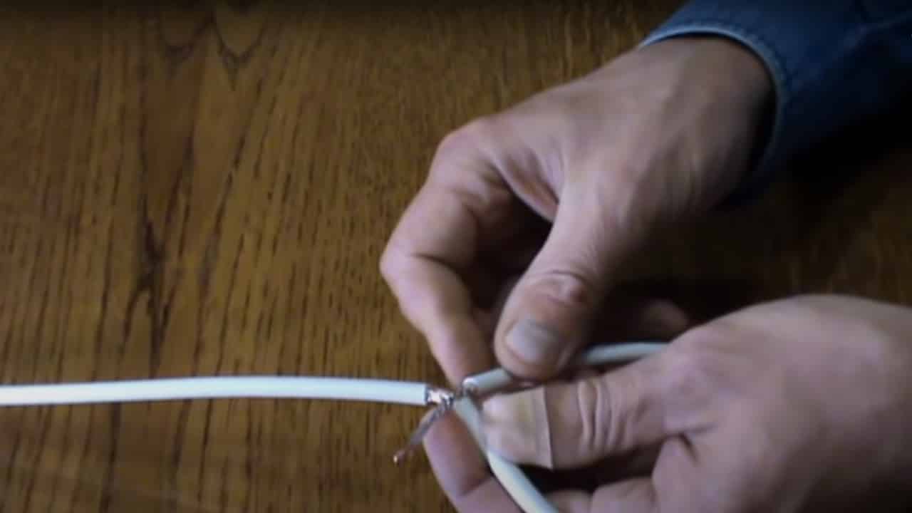 Конец кабеля прикрутите к отрезку с экраном