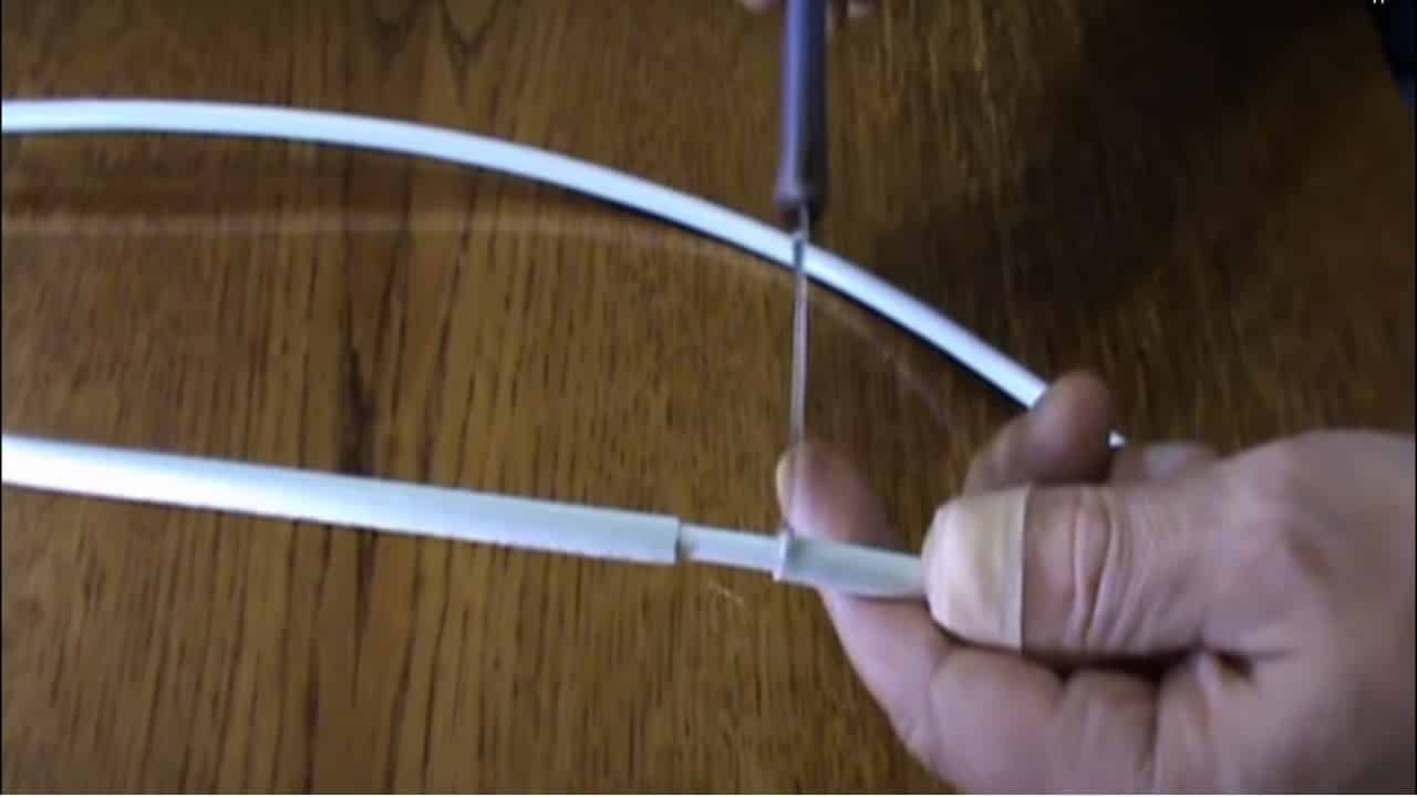 Удалите 2 см изоляции и оплетки