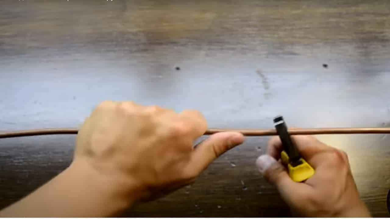 Выровняйте трубку от радиатора холодильника