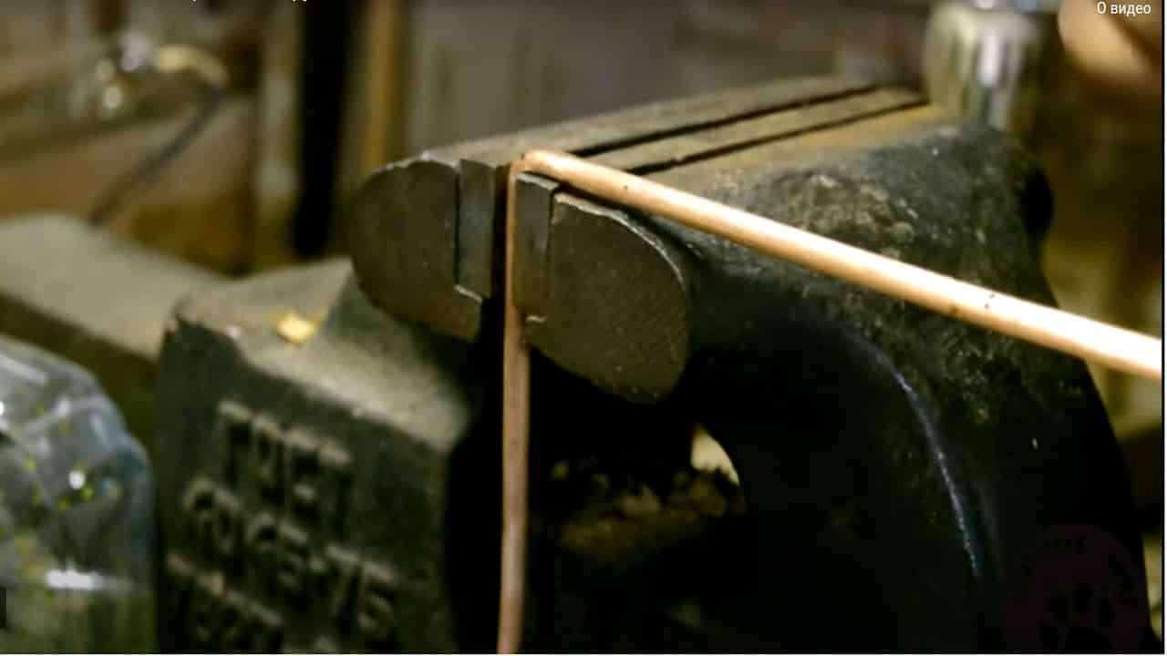 Зажмите трубку в тисках и согните на 90 градусов