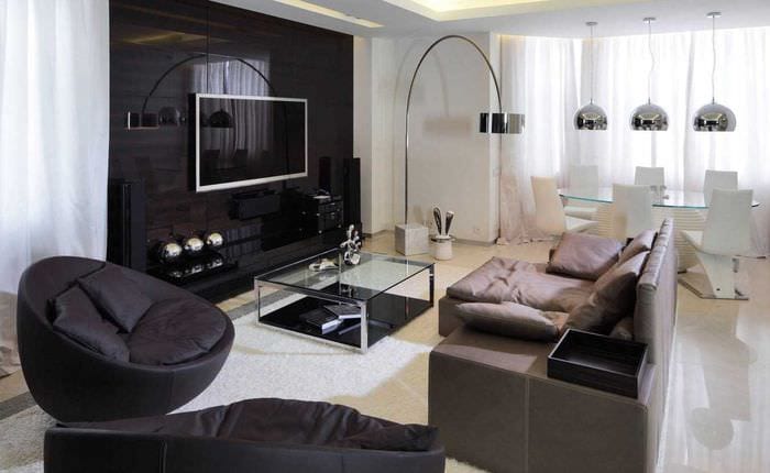 пример яркого дизайна гостиной комнаты с эркером