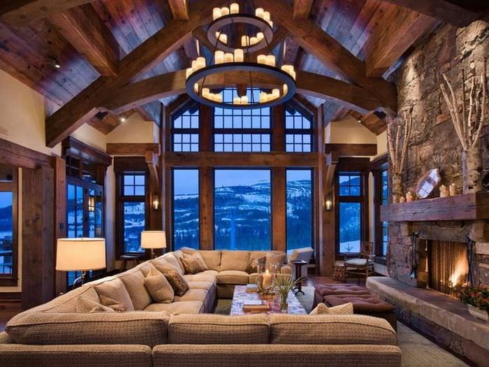 Высокие окна с деревянными арками в доме альпийского стиля