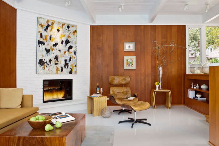 Интерьер гостиной с белым полом и деревянной отделкой стен