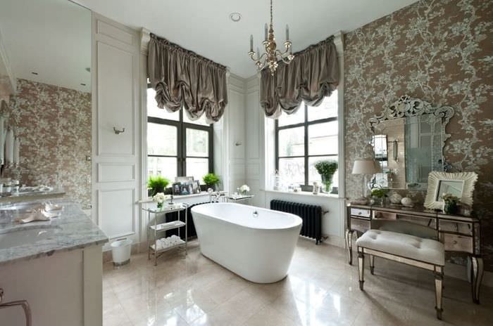 Интерьер ванной комнаты частного дома в стиле классики