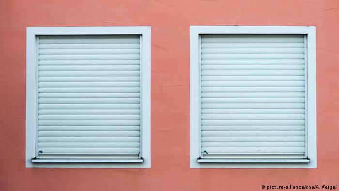 Windows closed with shutters (picture-alliance/dpa/A. Weigel)