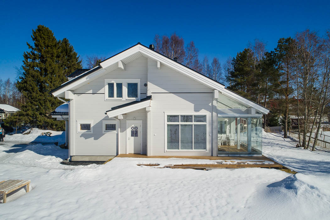 Rovaniemi Log House in Oulu, Finland – Outside view with terrace.