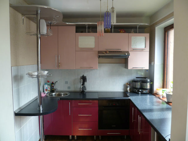 Прямые кухни с барной стойкой и холодильником фото