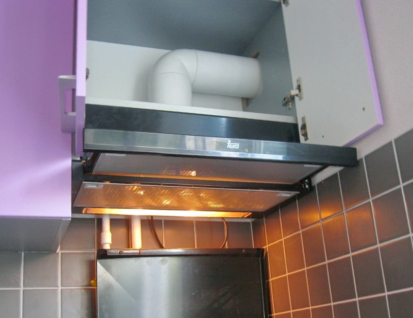 Кухня с вентиляционным коробом