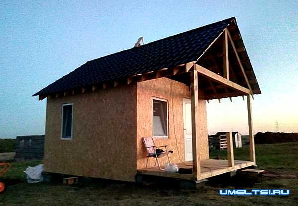 недорогой каркасный домик на дачном участке-фото